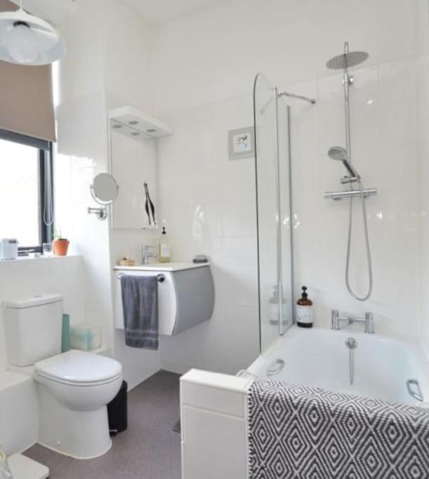 Contractor And Family Friendly Grade II Townhouse- 3 Bedrooms- Free Parking Норвич Экстерьер фото